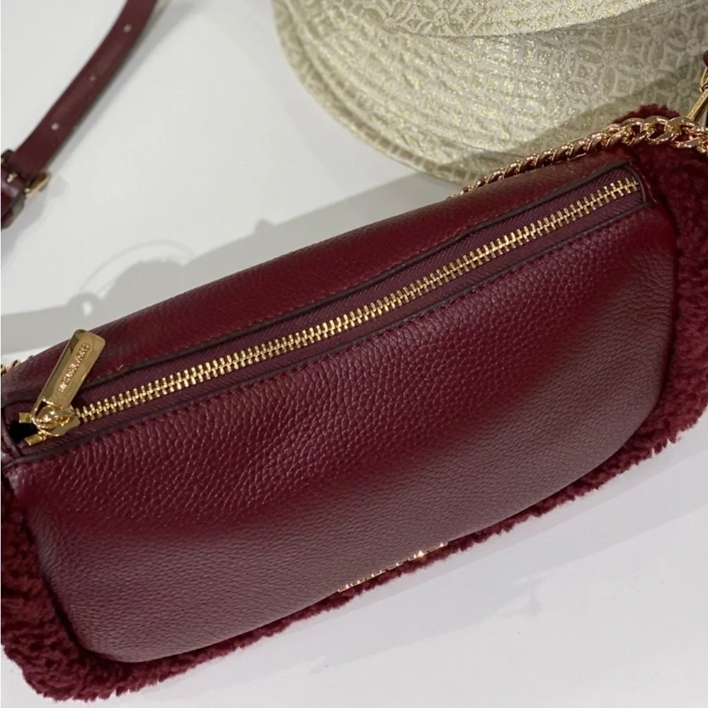 MICHAEL KORS CARMELA Medium
Leather Chain Crossbody Shearling - Picture 12 of 13
